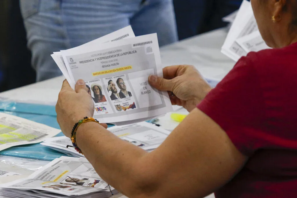 Avanza el escrutinio presidencial en Colombia entre felicitaciones y cuestionamientos