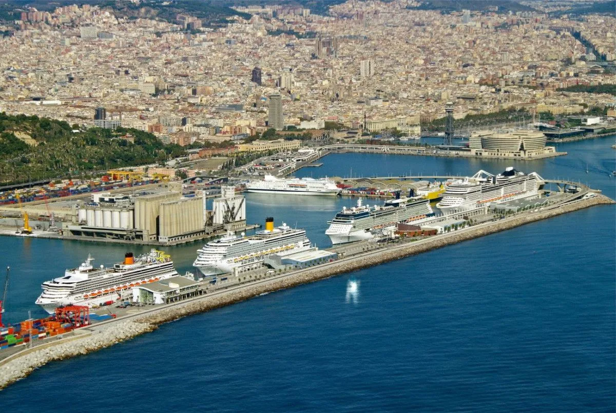Barcelona aumenta la tasa turística para cruceristas y busca reducir su presencia en el puerto