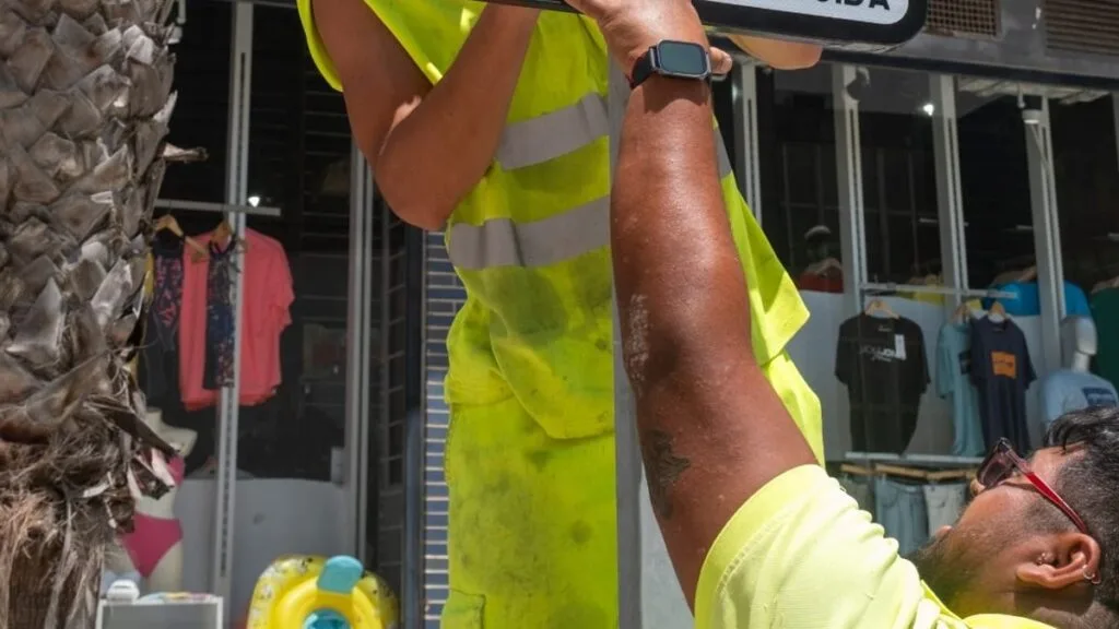 Cádiz moderniza la señalización de aparcamientos para personas con movilidad reducida