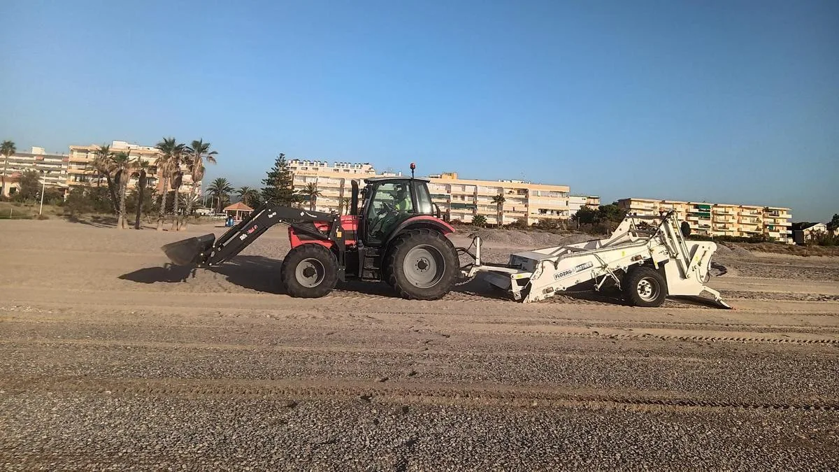 Canet d'en Berenguer comienza la retirada de piedras para mejorar el acceso a la playa