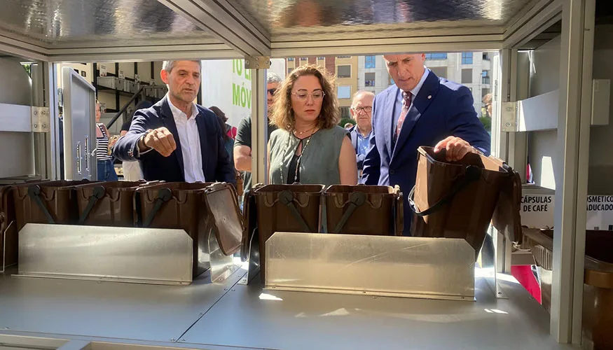 Castilla y León refuerza la gestión de residuos con puntos limpios móviles y camiones eléctricos en León