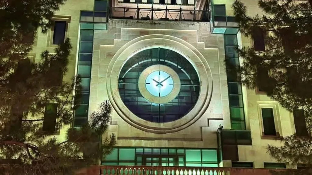 Edificios municipales se iluminan en azul para apoyar a pacientes con ELA
