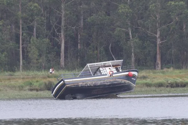 El barco «Santa Cruz» encalla en el río Ulla por fuertes corrientes en Catoira
