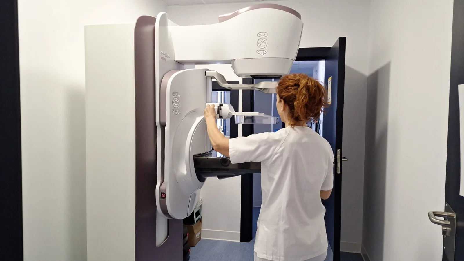 El centro de salud de Almuñécar incorpora mamógrafo 3D para mejorar el diagnóstico precoz