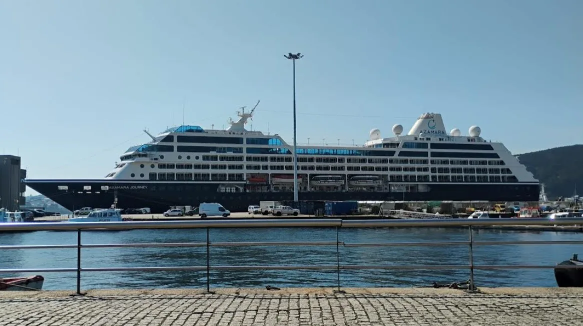 El crucero Azamara Journey atracó en Ferrol y recorrió la Feria Pirata de Curuxeiras