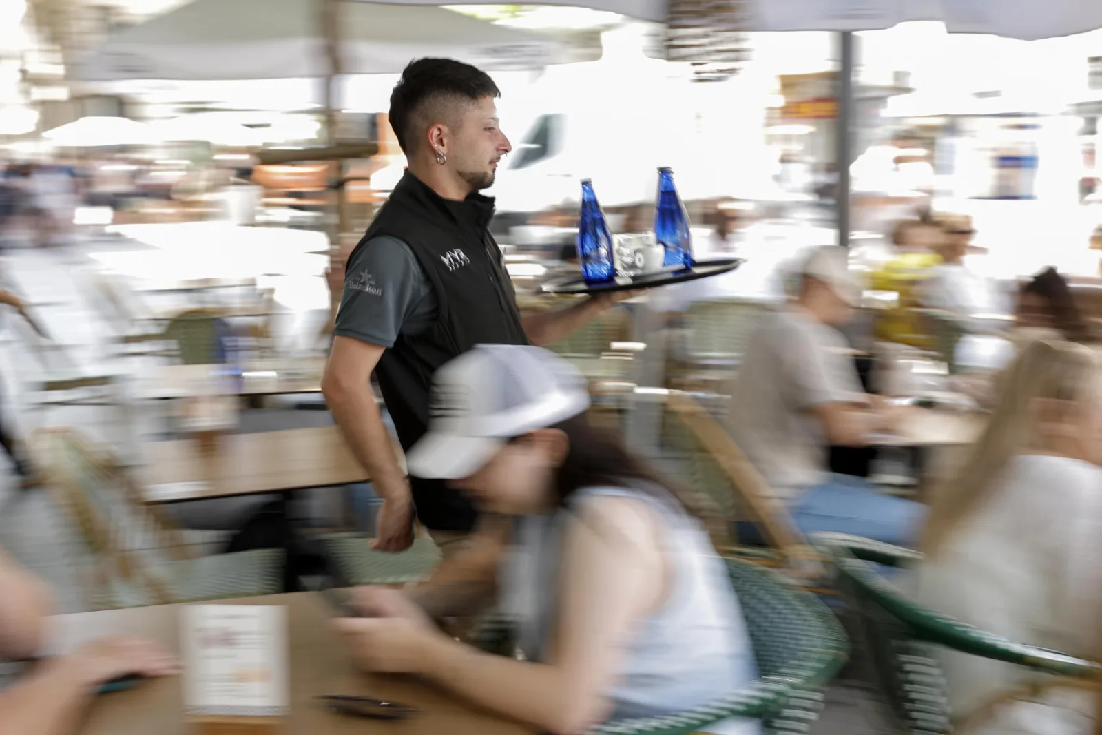 El desempleo disminuyó en todas las comunidades en mayo, con mayores descensos en Andalucía, Cataluña y Madrid
