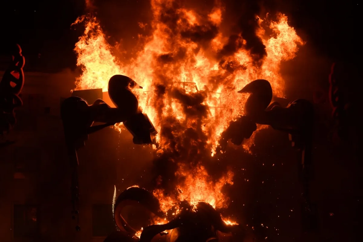 El fuego marca el cierre de Fogueres 2026 con un espectáculo en Alicante