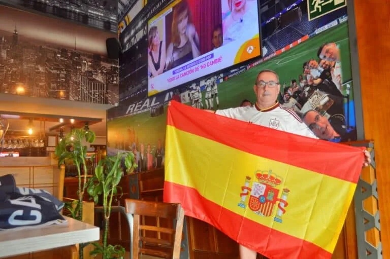 Fernando Rubio prepara su local en Tomelloso para vivir intensamente el Mundial de fútbol