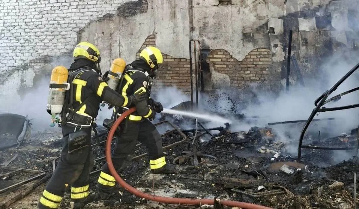Incendio en acumulación de basuras amenaza nave en la calle Magallanes de Cádiz