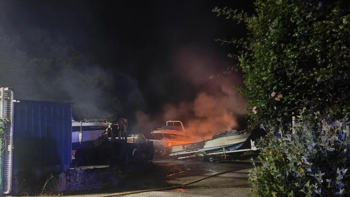 Incendio en barco en reparación moviliza a bomberos cerca de gasolinera en Moaña