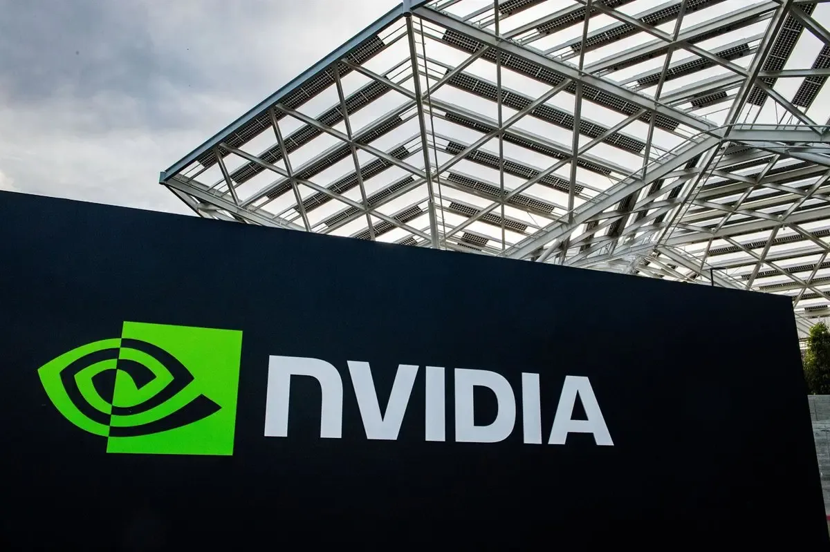 Jensen Huang defiende elevar salarios para retener talento en la industria de chips