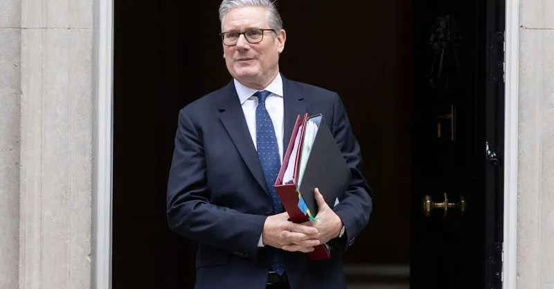 Keir Starmer enfrenta incertidumbre sobre su permanencia tras derrota electoral en Reino Unido