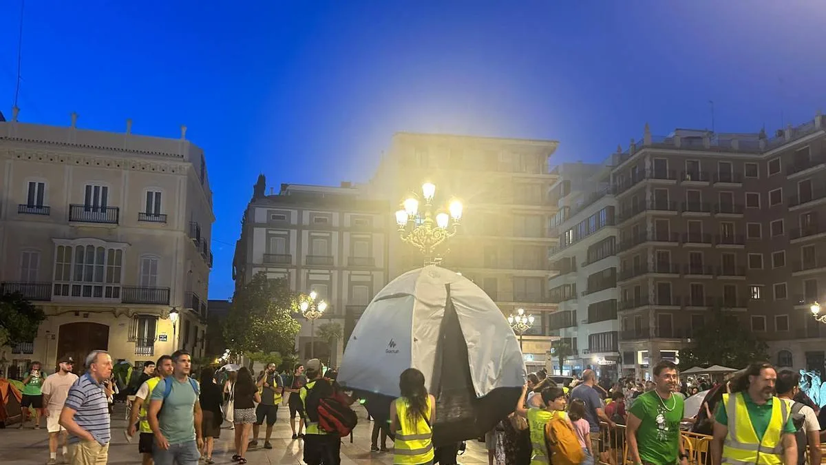 La acampada en la Plaza de la Virgen se reubica para facilitar las celebraciones del Corpus