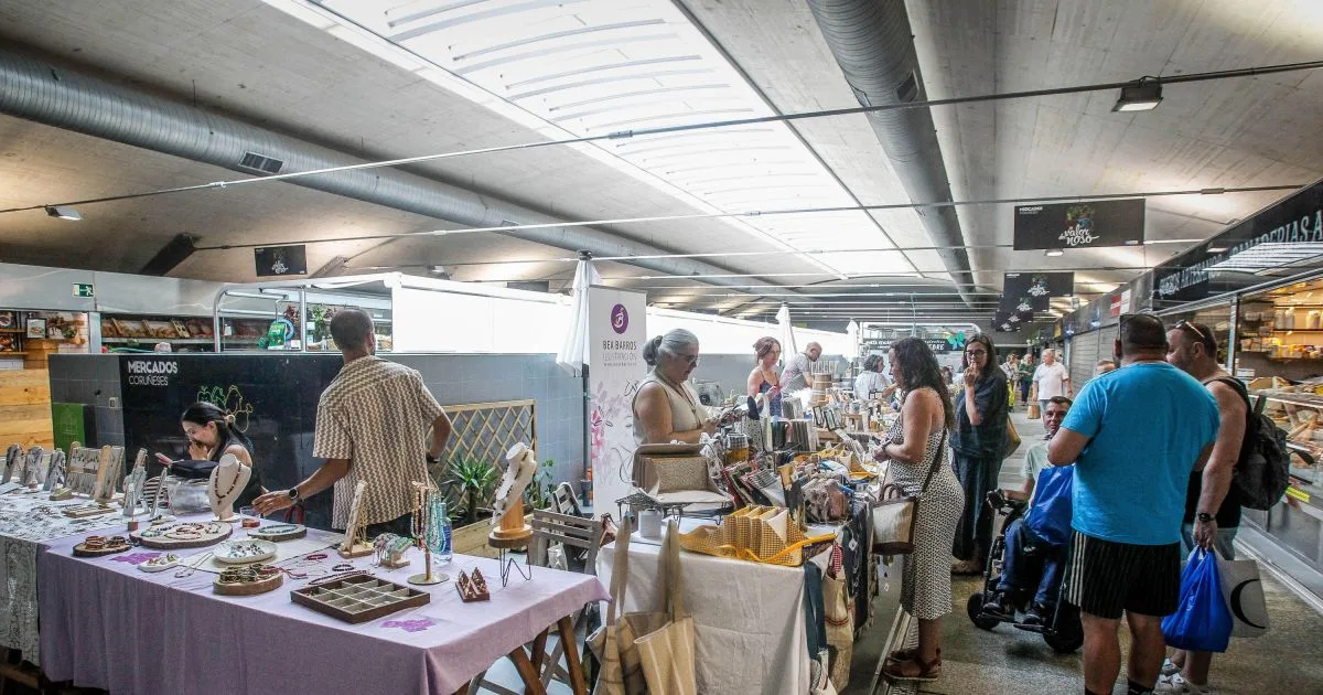 La plaza de Lugo renueva su tradición con el mercadillo artesanal mensual