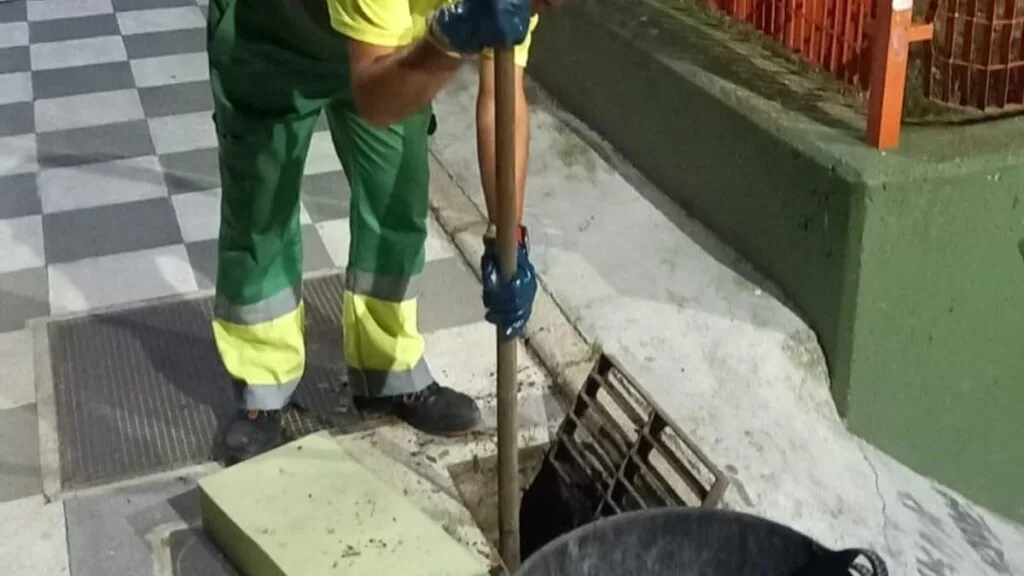Limpieza intensiva y revisión de alcantarillado refuerzan el saneamiento urbano
