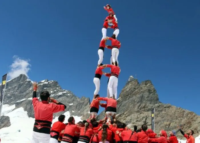 Los Castellers de Barcelona logran el castillo humano a mayor altitud en los Alpes suizos