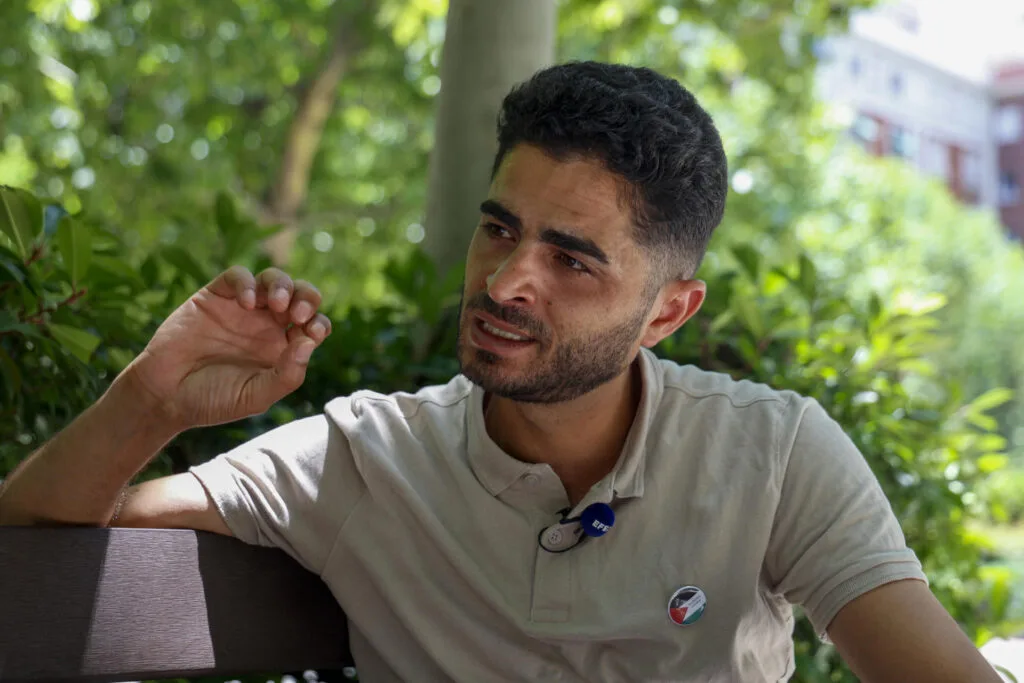Mahmoud, poeta de Gaza refugiado en España, escribe para preservar la memoria de su pueblo