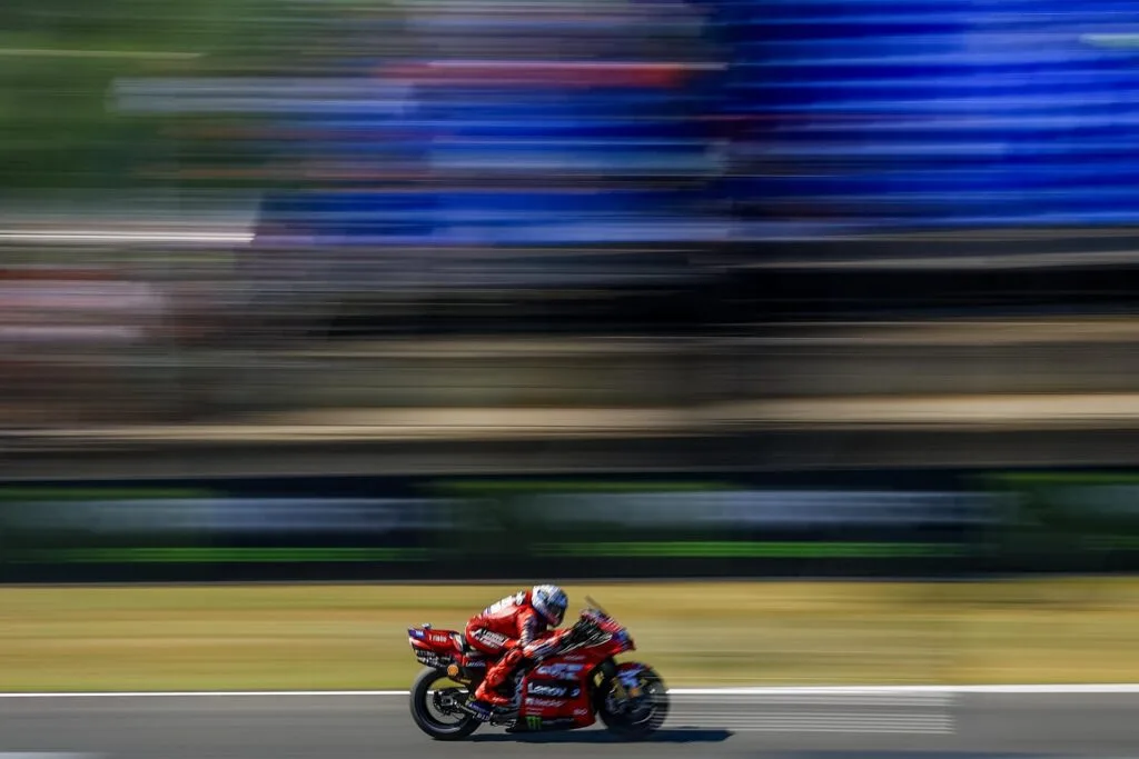 Marc Márquez logra su segunda victoria consecutiva en MotoGP tras penalización de Bezzecchi