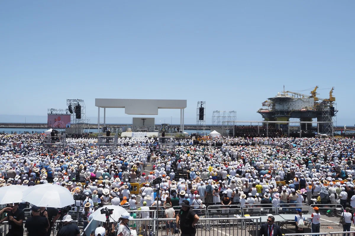 Miles de fieles soportan el calor y largas esperas para la misa del papa León XIV en Tenerife