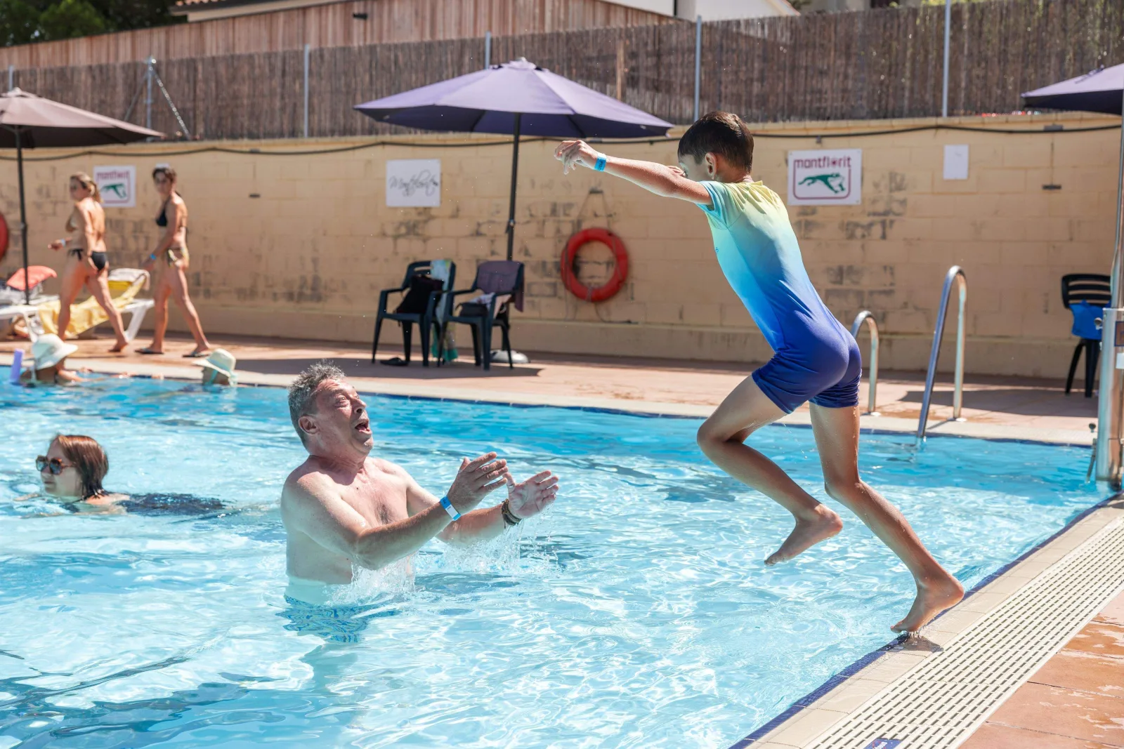 Movilización contra cierre escolar y apertura de piscinas marcan la semana en Cerdanyola