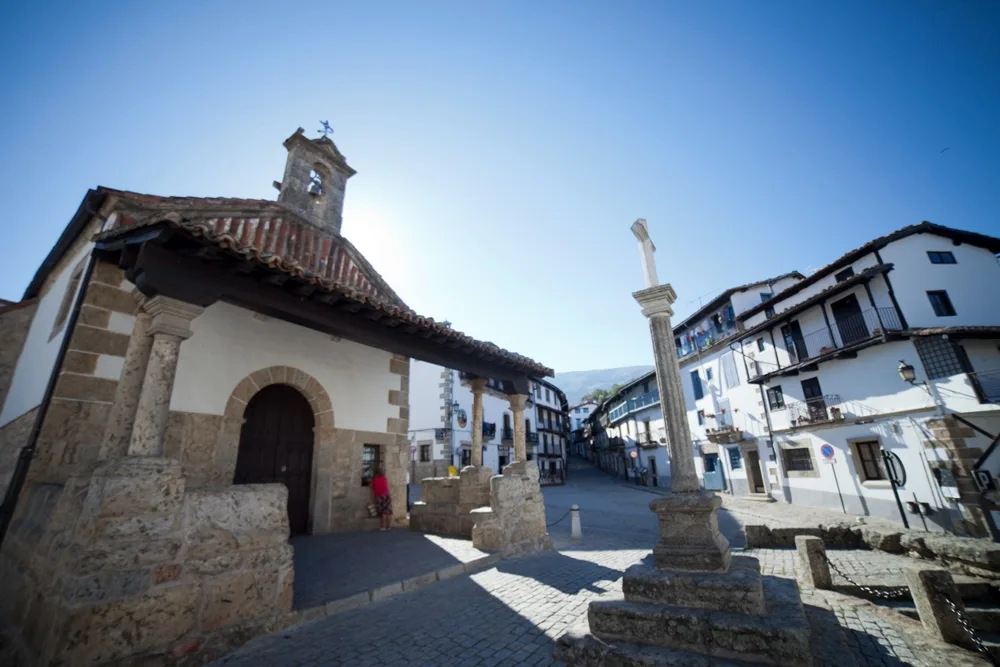 Muere el conductor tras chocar contra la ermita del Cristo del Refugio en Candelario