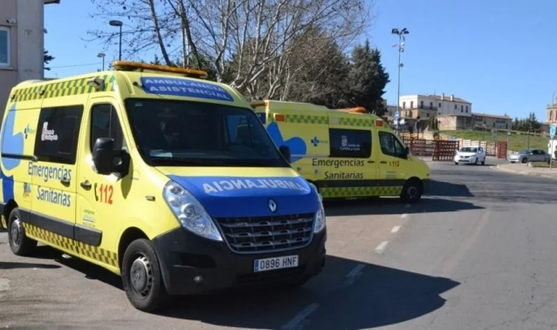 Mujer resulta herida tras choque entre dos turismos en la salida de la rotonda del Helmántico
