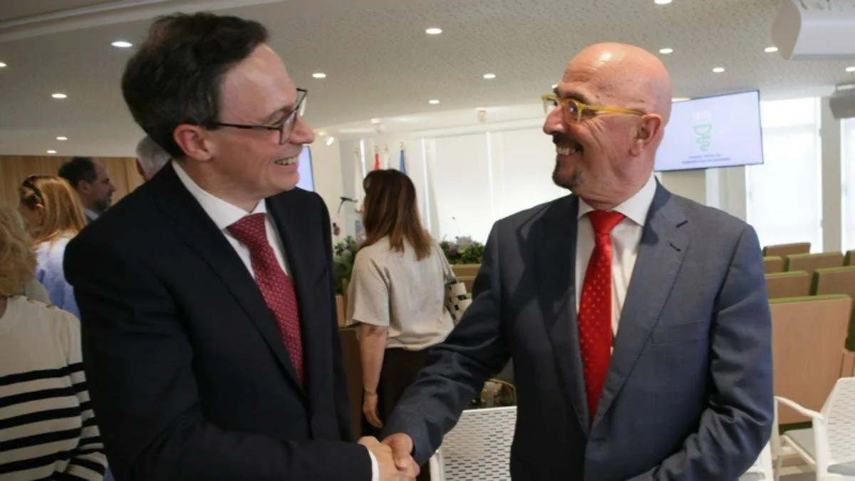 Pascual asegura una integración coordinada y sostenible de la farmacia en Cantabria