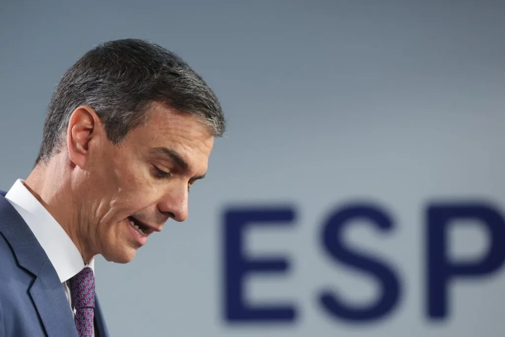 Pedro Sánchez defiende la regularización de inmigrantes y responde a críticas europeas