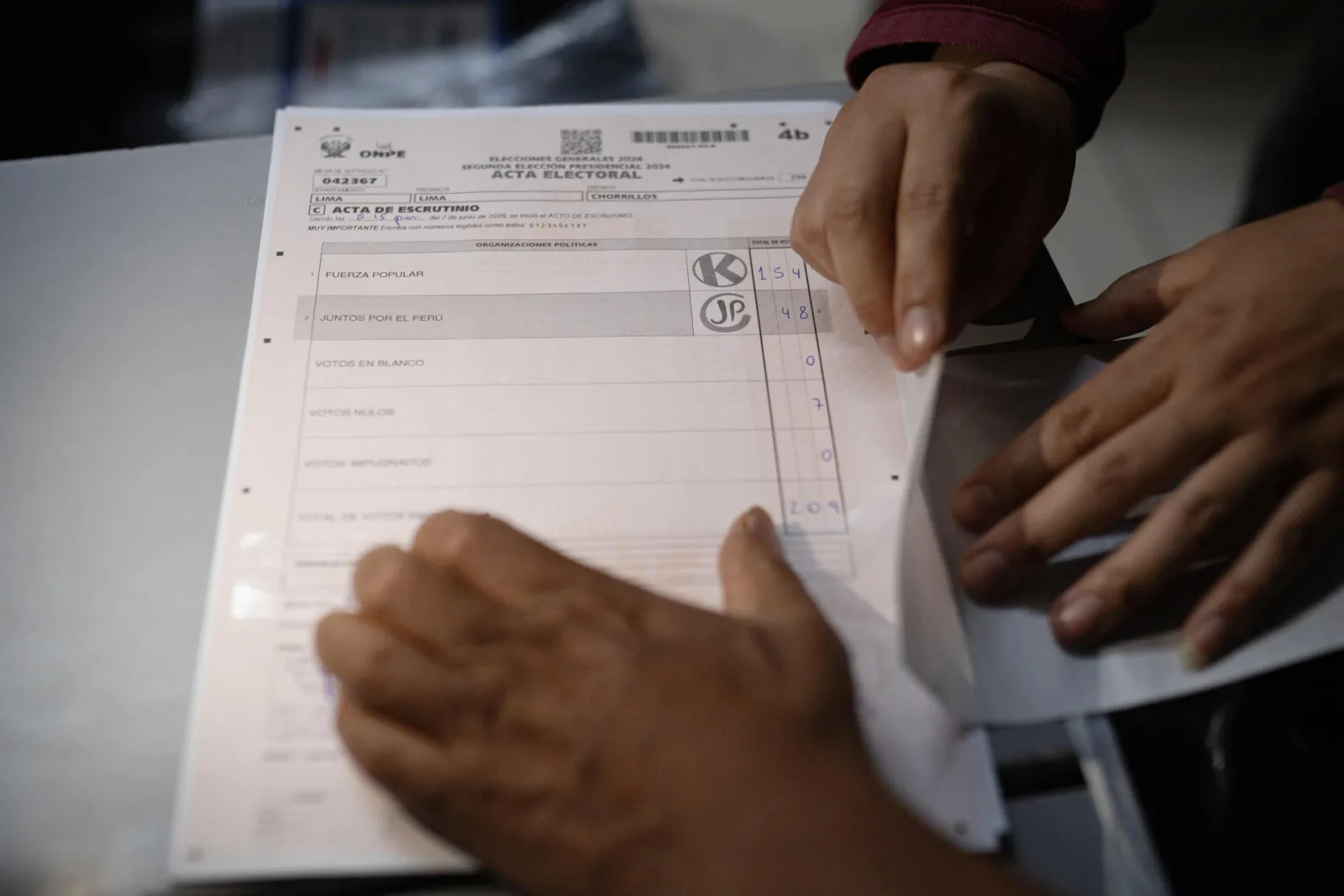Perú enfrenta un nuevo escrutinio voto a voto tras una elección presidencia dividida