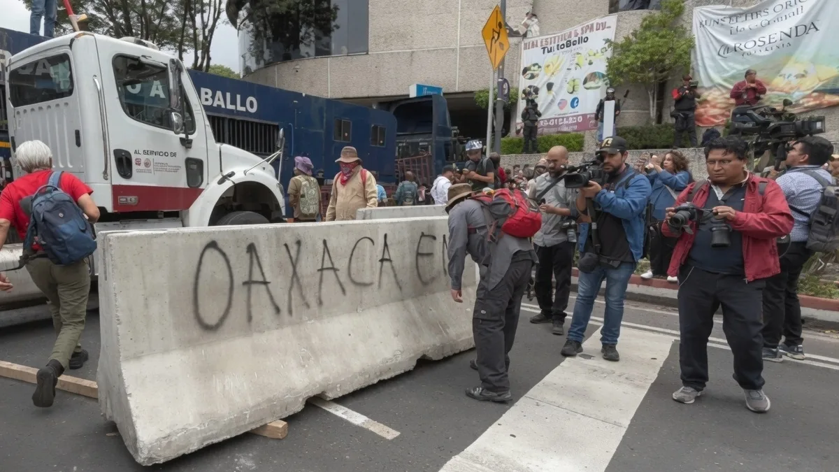 Policías bloquean marcha de la CNTE hacia el Estadio Ciudad de México antes del Mundial