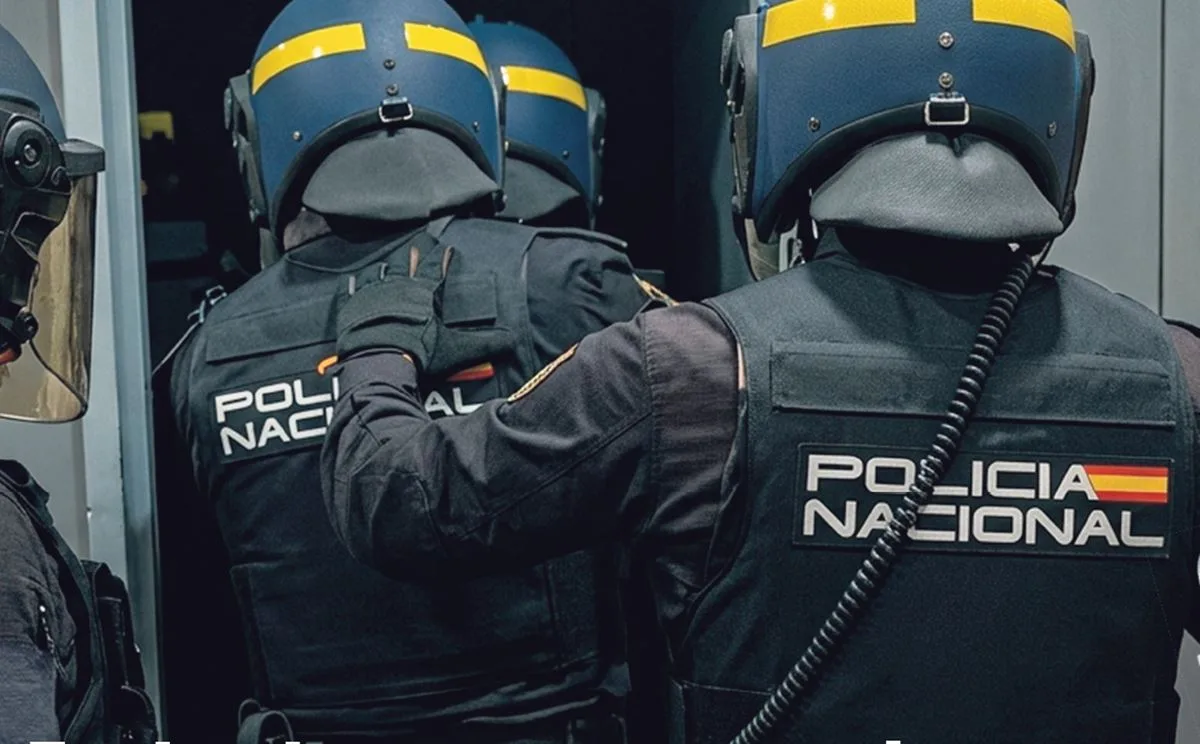 Policías nacionales salvan la vida de un joven herido tras derribar la puerta con un extintor