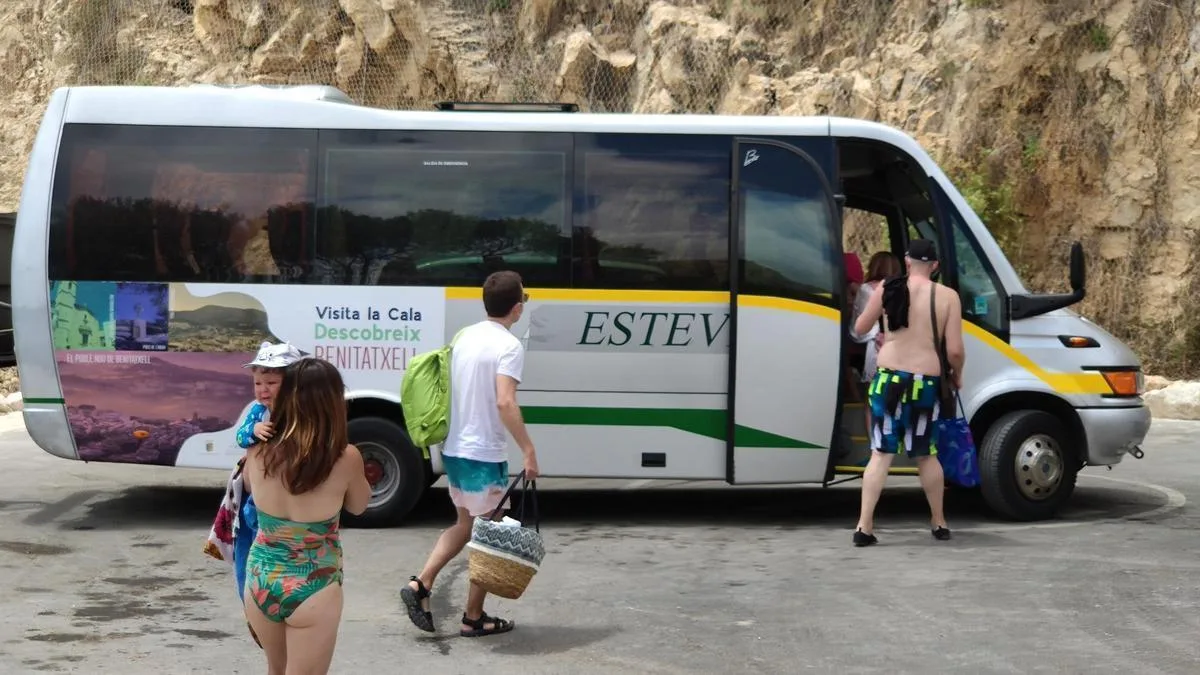 Reactivan el servicio gratuito de autobús a la cala del Moraig durante el verano
