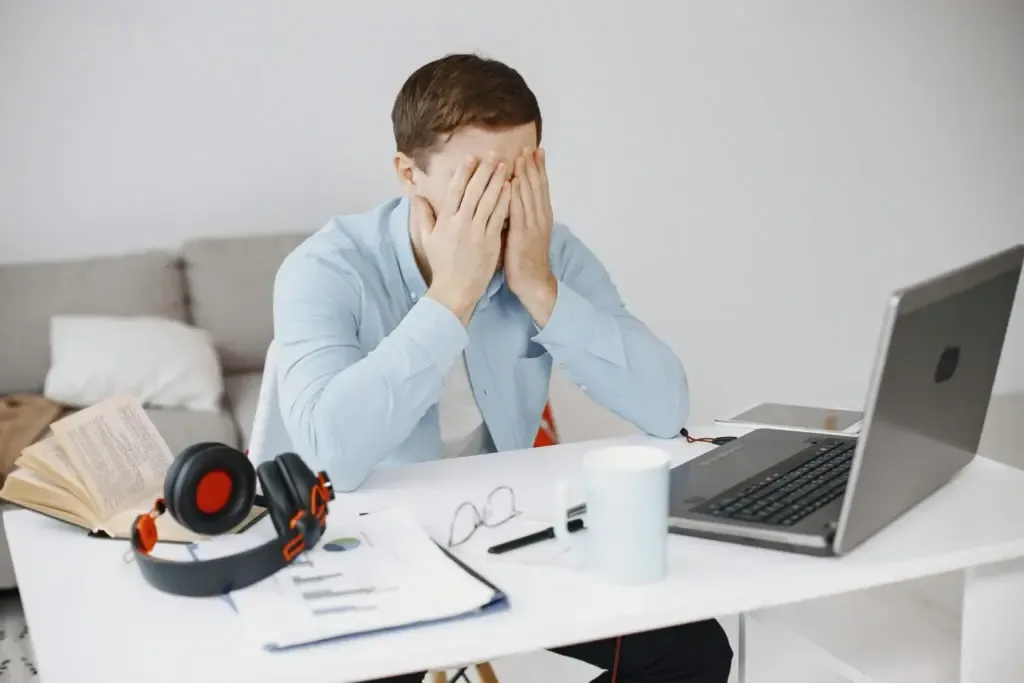 Riesgos psicosociales en autónomos que teletrabajan desde casa y cómo minimizar sus efectos