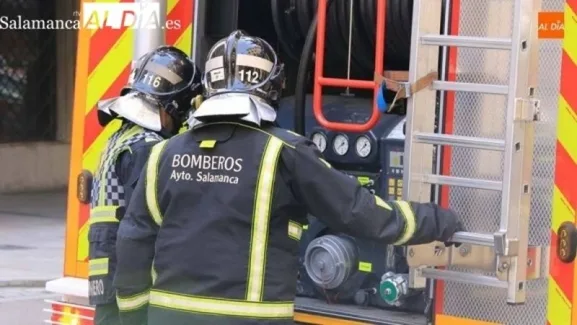 Una persona trasladada al hospital tras incendio en un solar de Salamanca