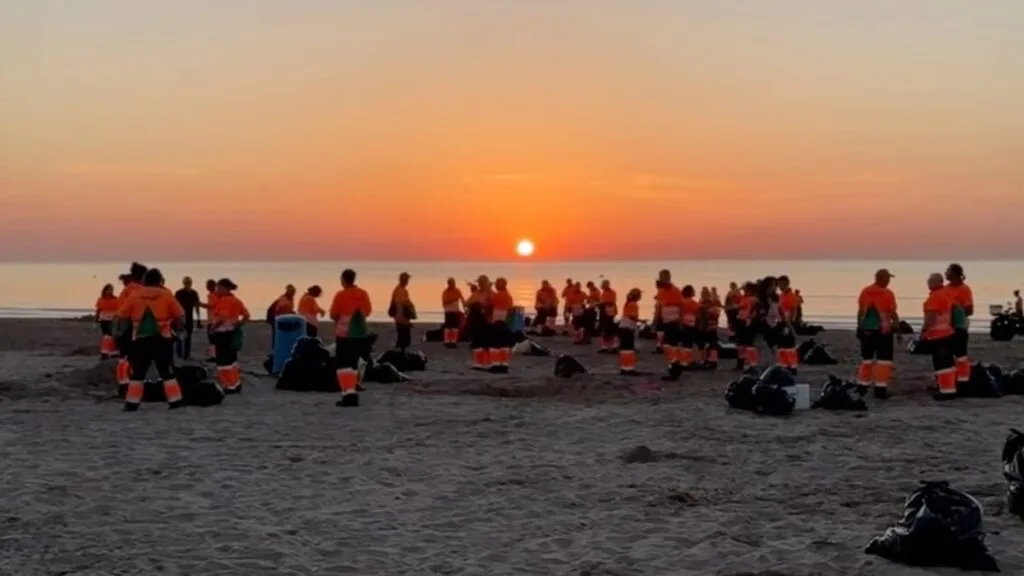 València moviliza a 250 profesionales para limpiar las playas tras la Noche de San Juan