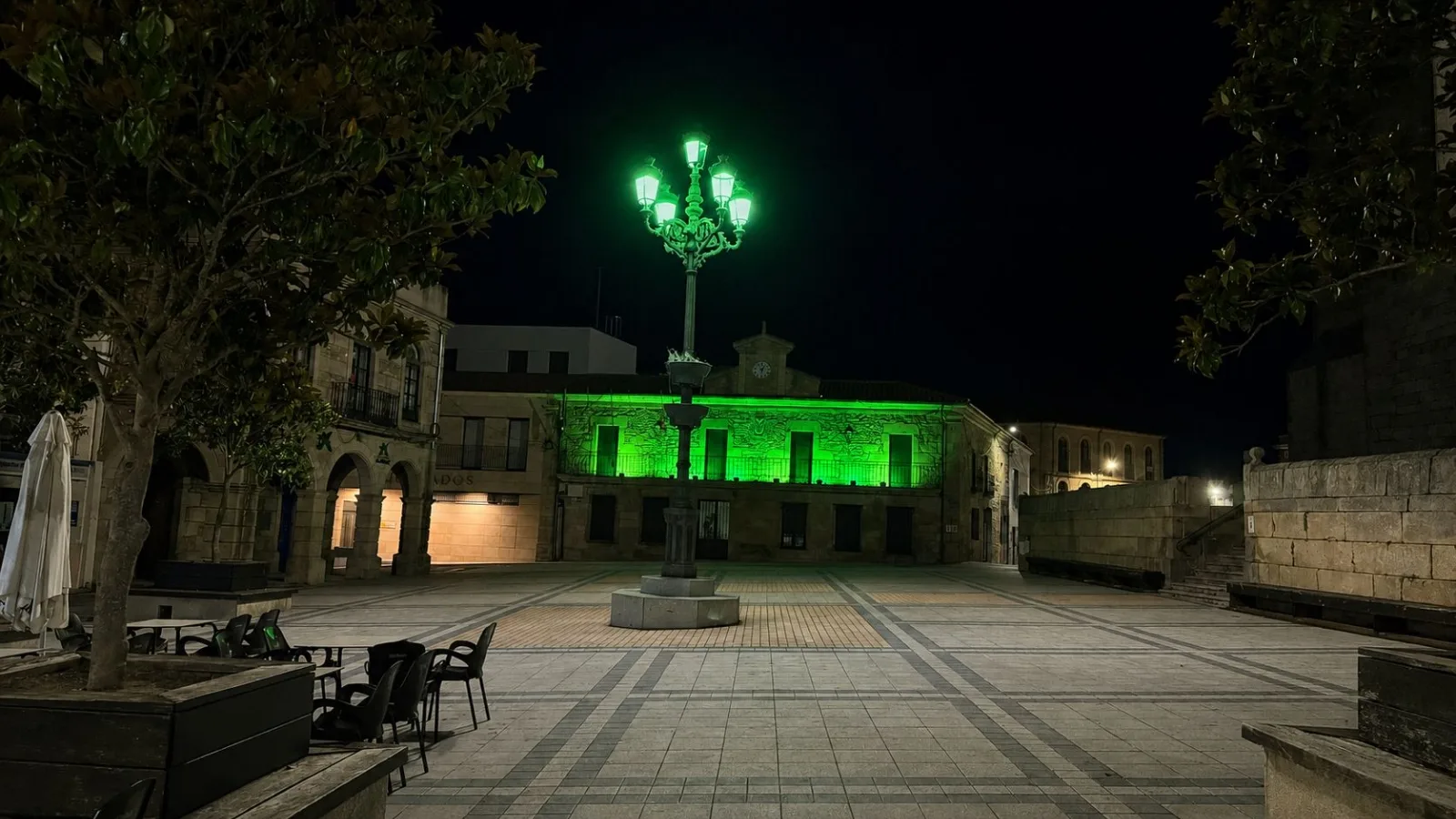 Vitigudino ilumina su Ayuntamiento para visibilizar la Esclerosis Lateral Amiotrófica