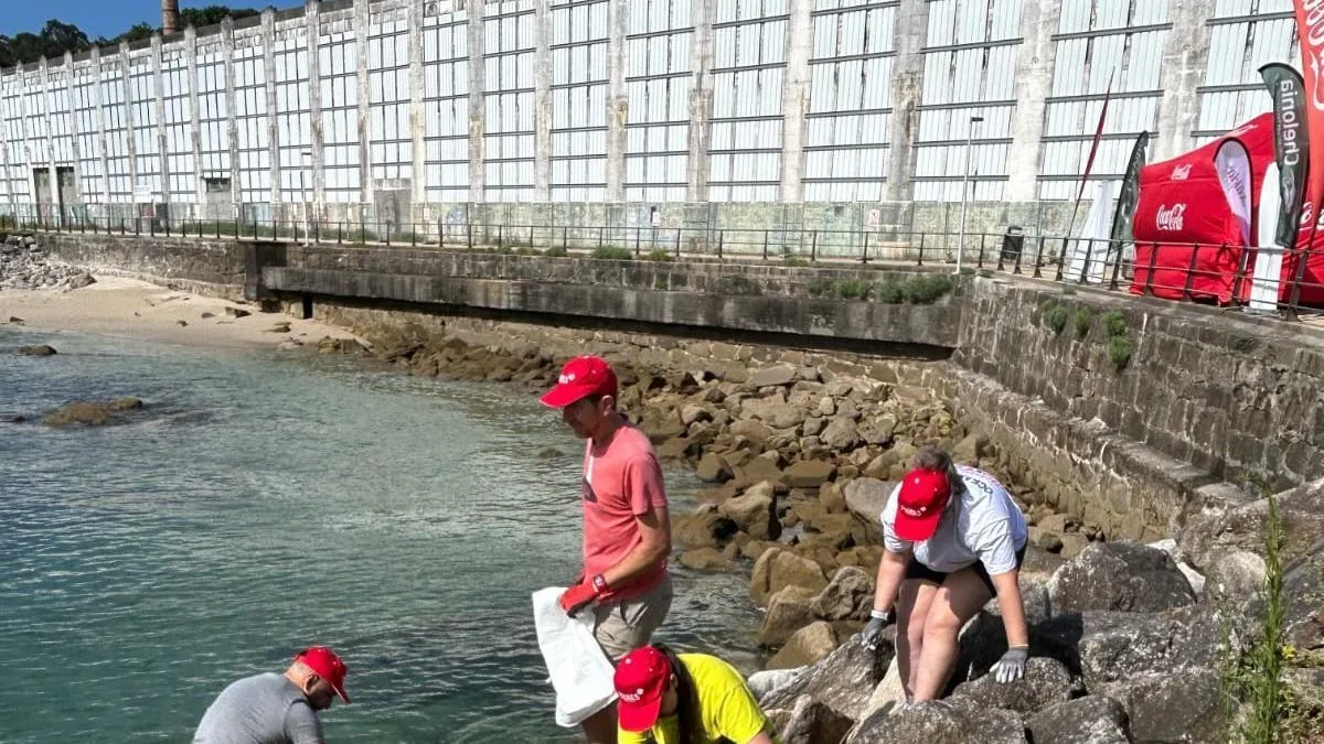 Voluntarios recogen más de 360 kilos de residuos en el espigón de Massó durante jornada ambiental
