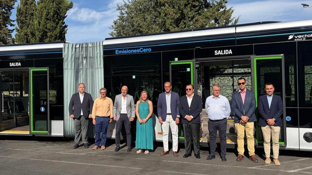 Cáceres estrena su primer autobús articulado 100% eléctrico con cargadores en todos los asientos
