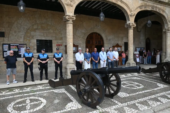 Ciudad Rodrigo guarda un minuto de silencio por las víctimas del incendio en Los Gallardos