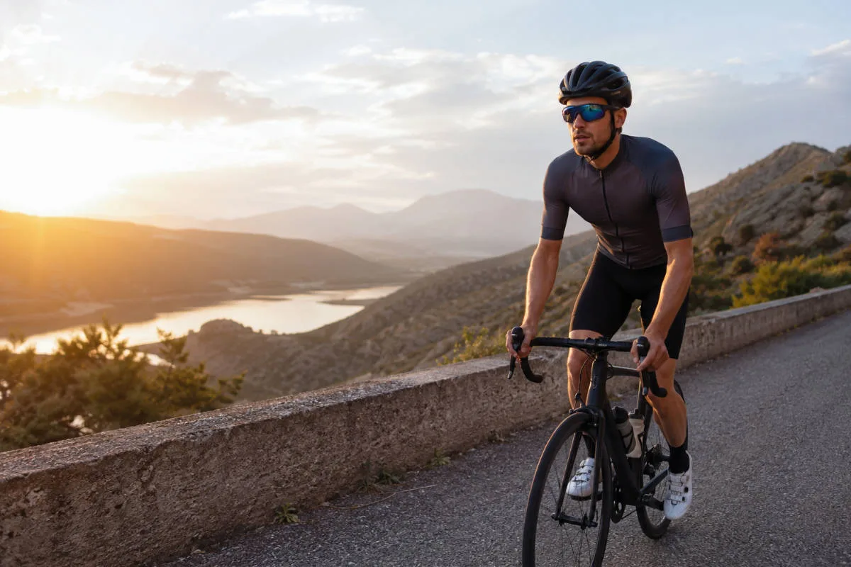 Cómo entrenar en calor mejora el rendimiento sobre la bicicleta en verano