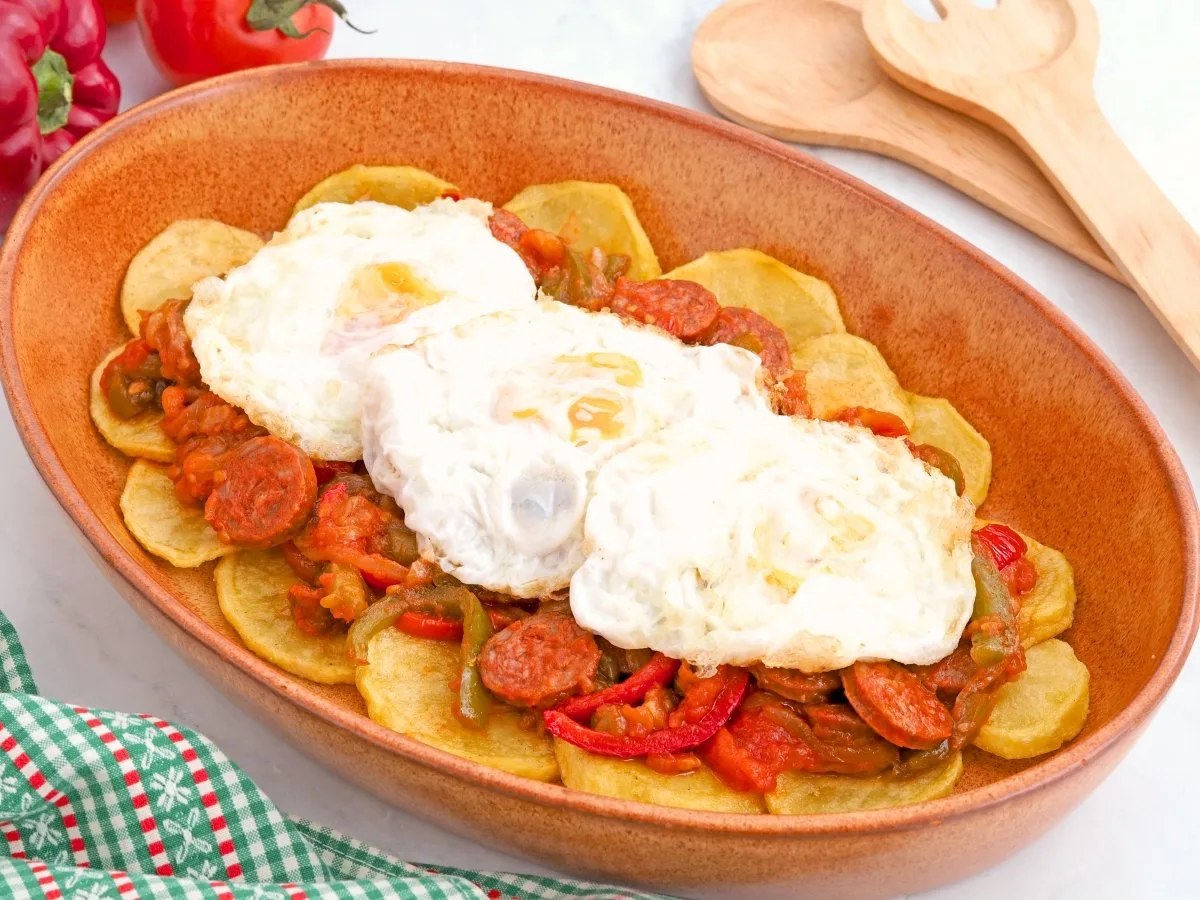 Cómo preparar huevos a la riojana, un plato tradicional con ingredientes sencillos