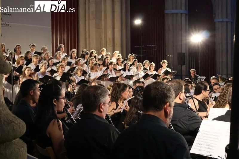 Concierto sinfónico-corral reúne a casi 150 músicos en homenaje a la música romántica rusa