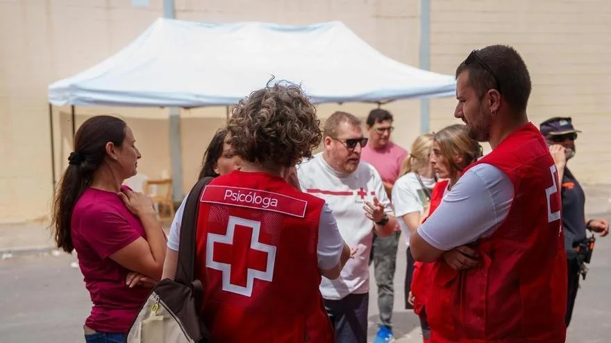 Familia evacuada tras el incendio mortal en Almería recibe asistencia en refugio temporal