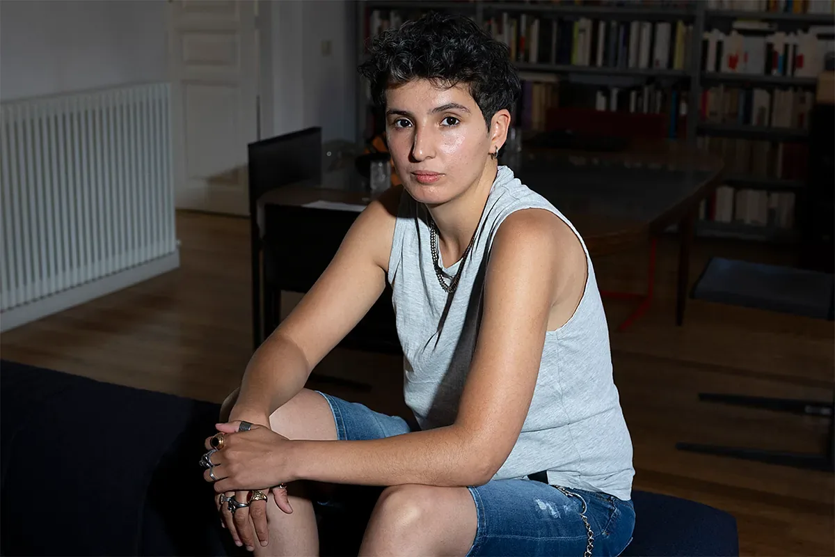 Fatima Daas reinterpreta la juventud francesa entre identidad, religión y diversidad sexual