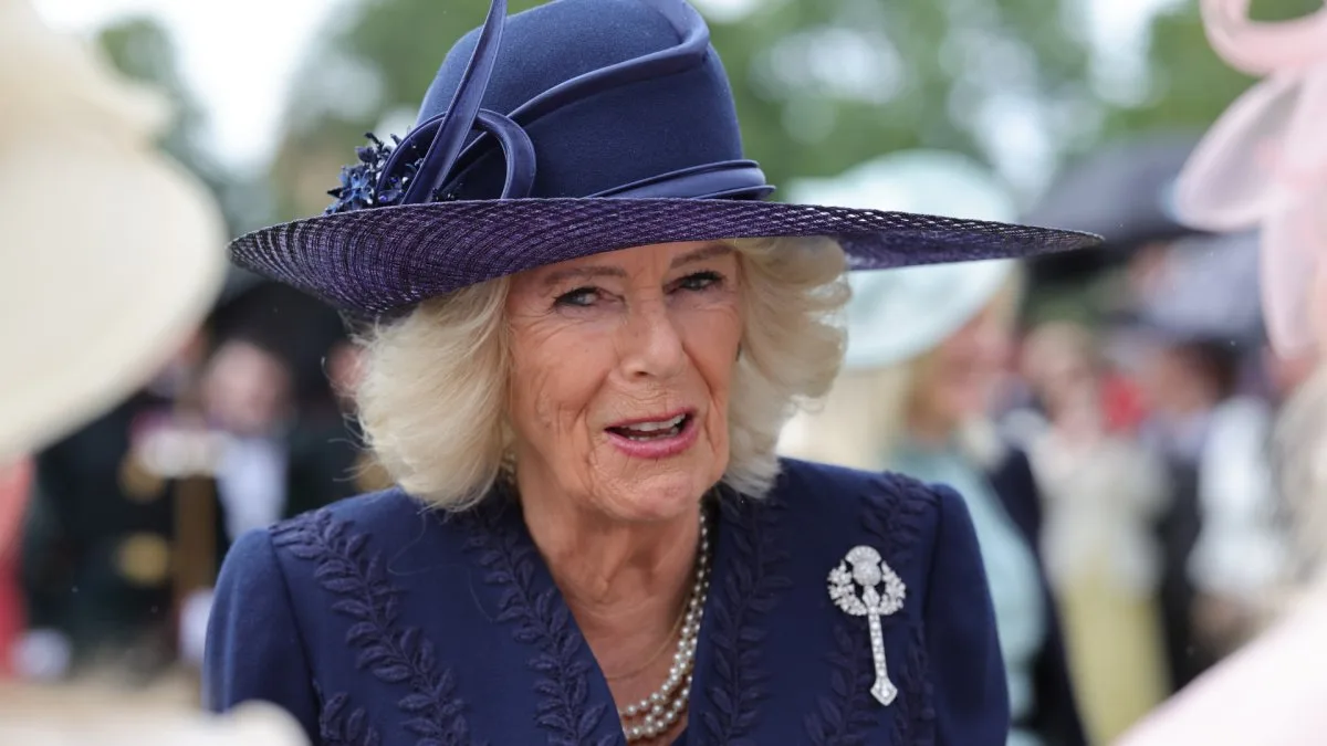 La polémica en torno a Camila tras su encuentro con J. K. Rowling genera controversia en la Corona británica