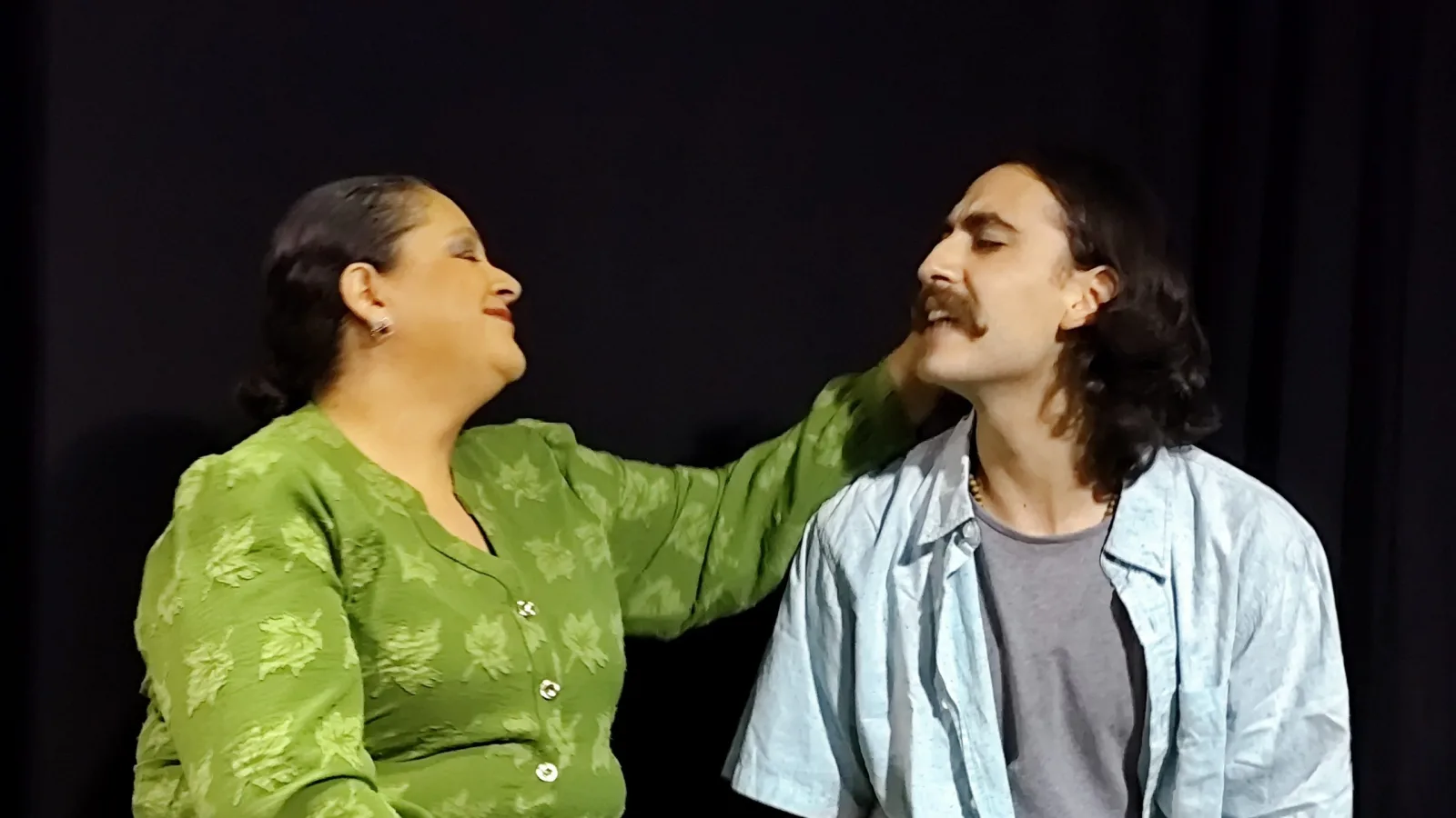 Lo que quedó de mí sin ti": una obra teatral que explora el amor y la aceptación dentro de la comunidad LGBTQ+
