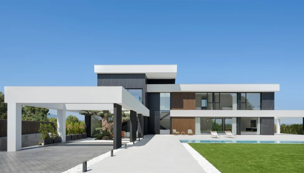 Luthuli en Sabadell: una vivienda en ‘L’ que integra arquitectura, arte y naturaleza