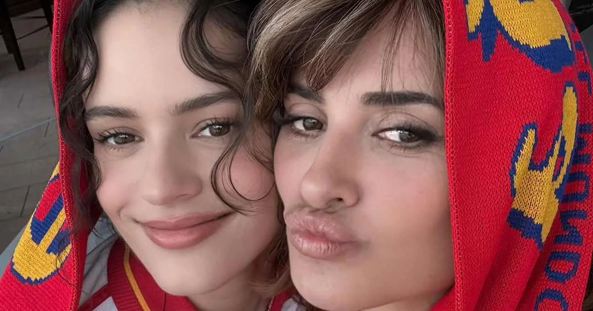 Penélope Cruz impulsa la tendencia Base Break con mechas contrastadas en su nuevo look