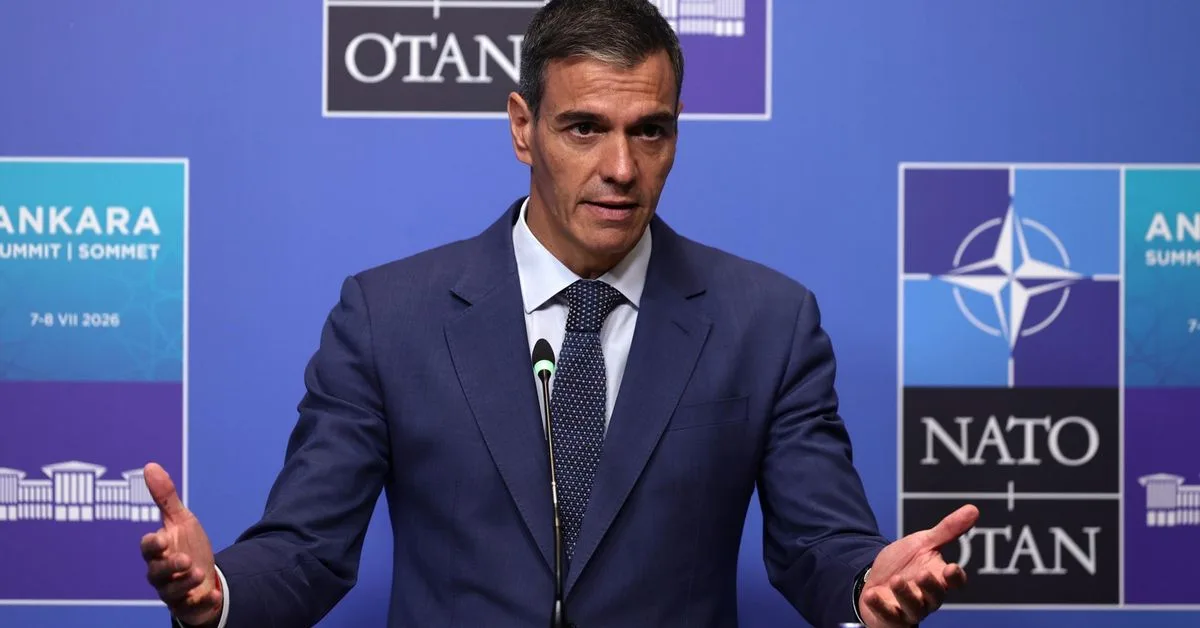Sánchez rechaza la comparación de Feijóo entre bajas laborales y cáncer desde Turquía
