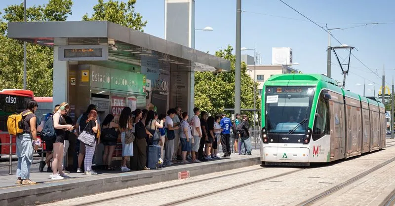 Usuarios del Metro de Granada denuncian aglomeraciones y largas esperas durante servicios mínimos